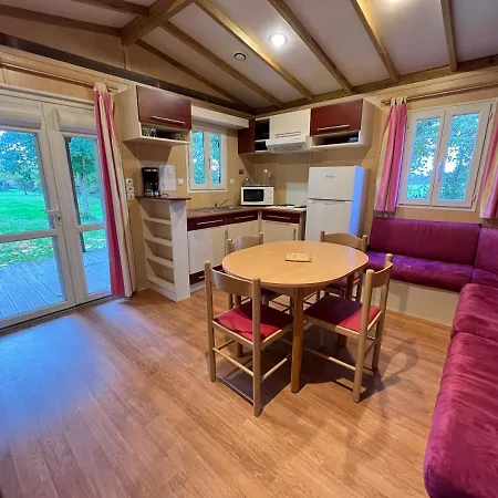 Les Maisonnettes Du - Base De Loisirs * Lavare