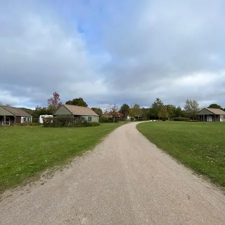 Les Maisonnettes Du - Base De Loisirs * Lavare