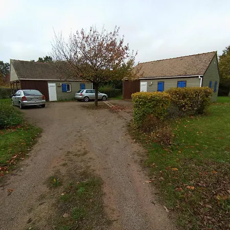 Camping Les Maisonnettes Du - Base De Loisirs Lavare