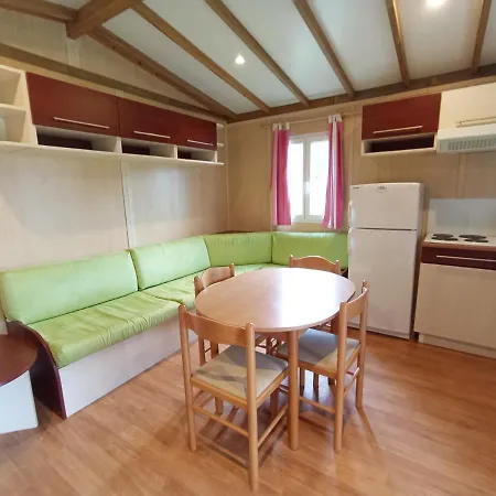 Camping Les Maisonnettes Du - Base De Loisirs Lavare