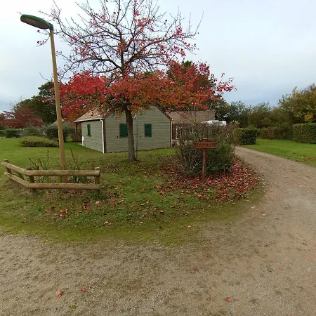 Camping Les Maisonnettes Du - Base De Loisirs *