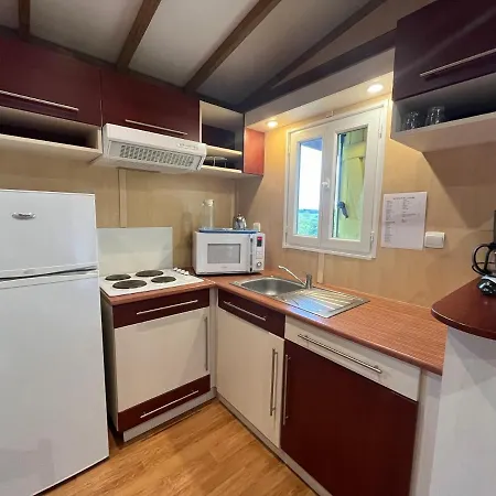 Camping Les Maisonnettes Du - Base De Loisirs Lavare