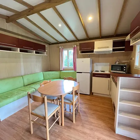 Camping Les Maisonnettes Du - Base De Loisirs *