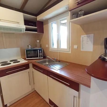 Camping Les Maisonnettes Du - Base De Loisirs