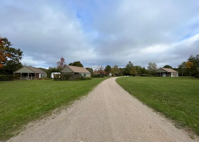 Les Maisonnettes Du - Base De Loisirs * Lavare